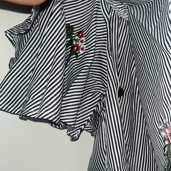 Miss Me NWT black pinstripe with floral embroidered top - Picture 5 of 7